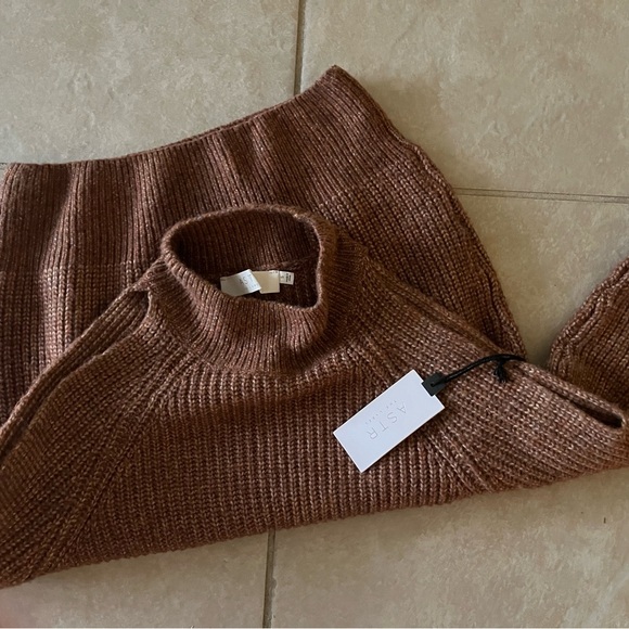 ASTR The Label Tori Cold Shoulder Sweater - Picture 3 of 3